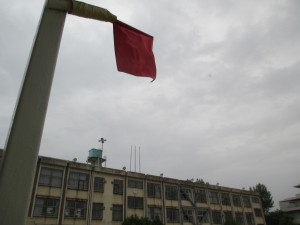 梅雨の赤旗